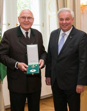 Honorarkonsul Dipl.-Ing. Gerhard Franz mit LH Hermann Schützenhöfer.
Foto: steiermark.at/FotoFrankl